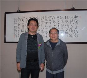 公司董事長張偉宗與朵云軒字畫鑒定專家陳勉合影